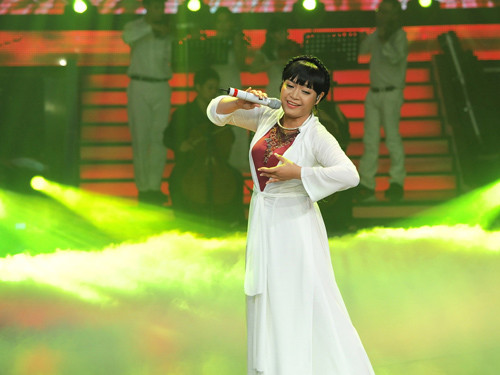 Xuân Nghi gây bất ngờ khi xuất hiện trong bộ trang phục truyền thống, bắt giọng hò rất “mùi” khi hát ca khúc Mẹ yêu con của nhạc sĩ Nguyễn Văn Tý