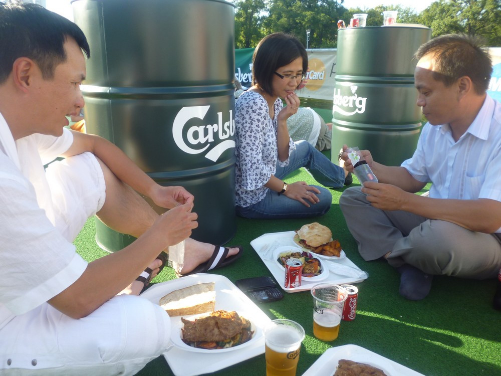 Ngồi đất cũng thích