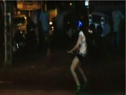 ... rồi chuyển tư thế sang hướng khác để khoe phần “thiếu vải” phía sau lưng