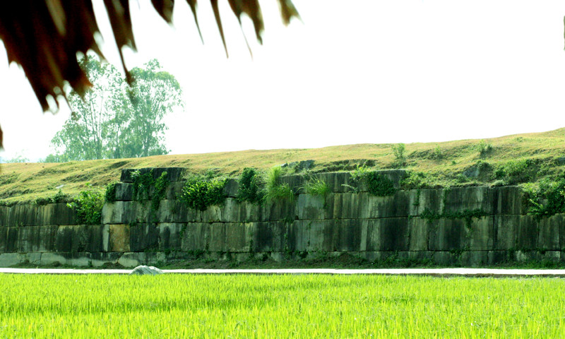 Phía trên và trong thành được đắp bằng đất. Bao phía ngoài là lớp tường đá