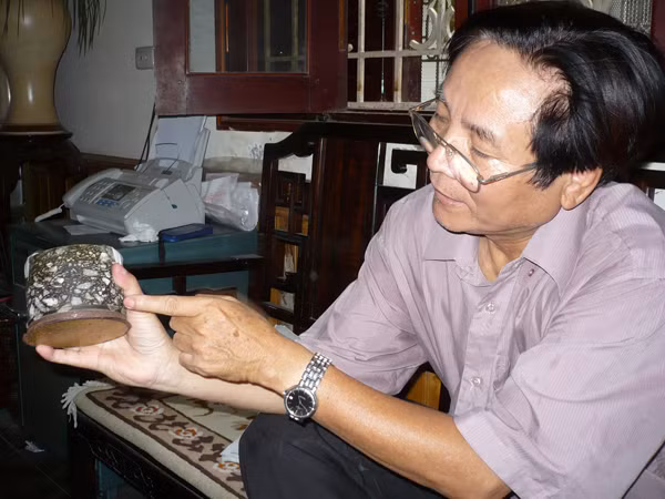 Ông Nải cho biết, theo mẫu bê tông nhựa tại cầu Nguyễn Văn Trỗi, để tránh bị xô lệch mặt bê tông nhựa phải có lớp polimer bảo vệ ở giữa