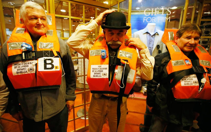 Phao cứu hộ là phương tiện không thể thiếu trên những chuyến tàu.