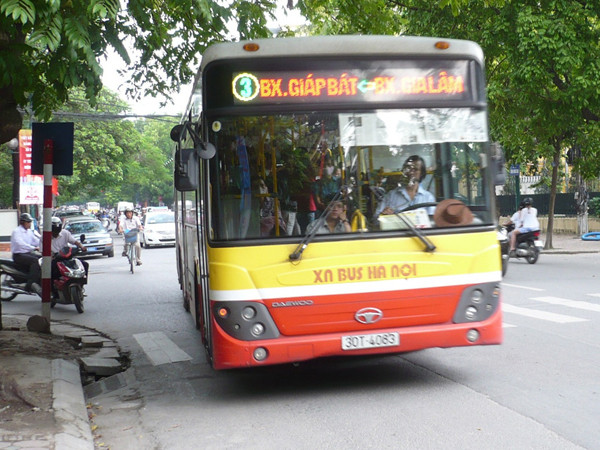 Bảng led được lắp trên nhiều xe buýt, nhà chờ