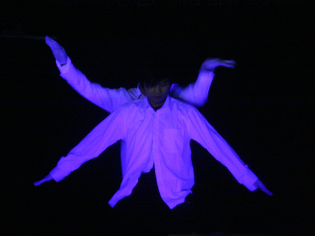 Nổi bật lên giữa màu đen tối là màu áo trắng biểu diễn