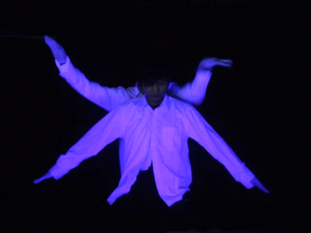 Nổi bật lên giữa màu đen tối là màu áo trắng biểu diễn