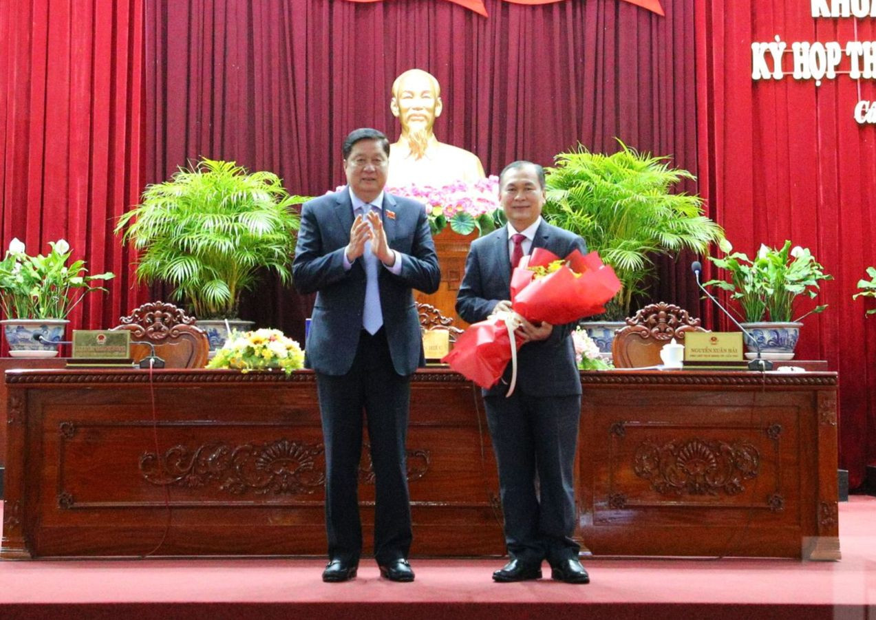 Ông Phạm Văn Hiểu - Chủ tịch HĐND TP. Cần Thơ (trái) tặng hoa cho ông Lê Văn Thành (Ảnh: Nhật Huy). Ông Phạm Văn Hiểu - Chủ tịch HĐND TP. Cần Thơ (trái) tặng hoa cho ông Lê Văn Thành (Ảnh: Nhật Huy).