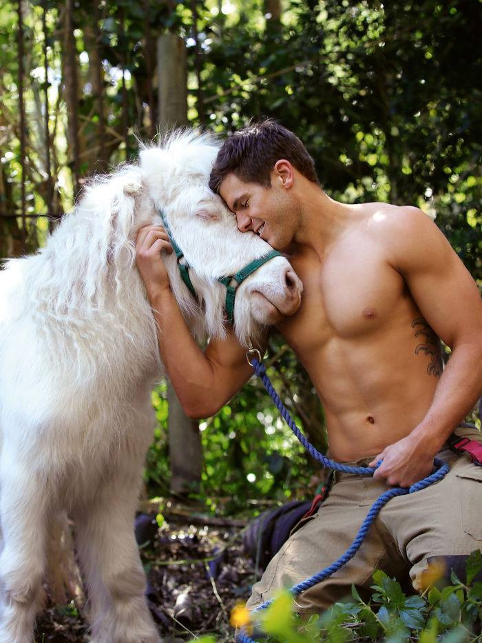 Dàn lính cứu hỏa body 6 múi chụp ảnh với động vật 'đốn tim' phái nữ ảnh 6