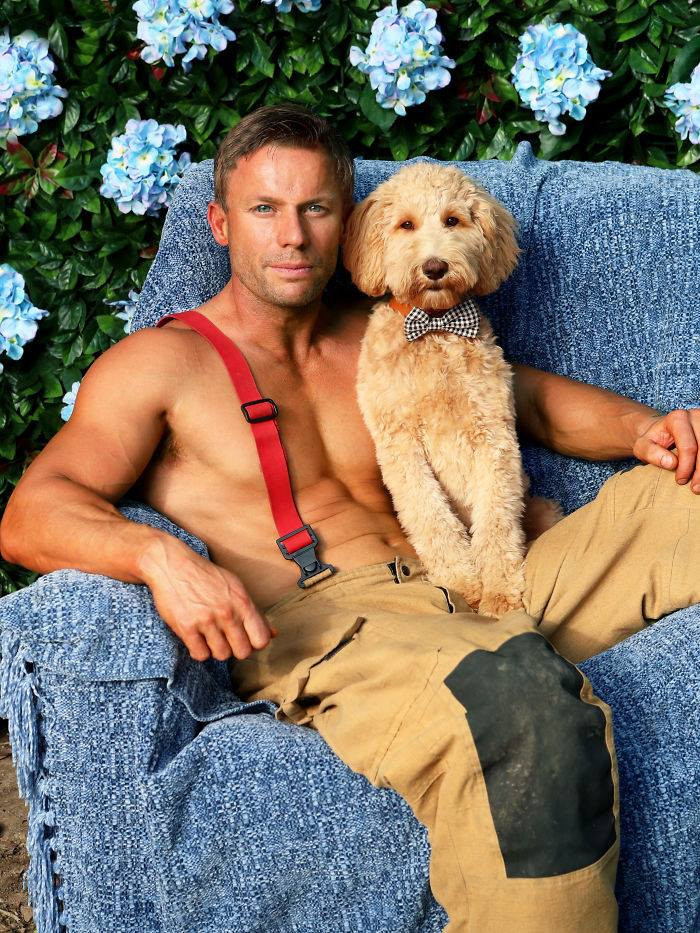 Dàn lính cứu hỏa body 6 múi chụp ảnh với động vật 'đốn tim' phái nữ ảnh 15