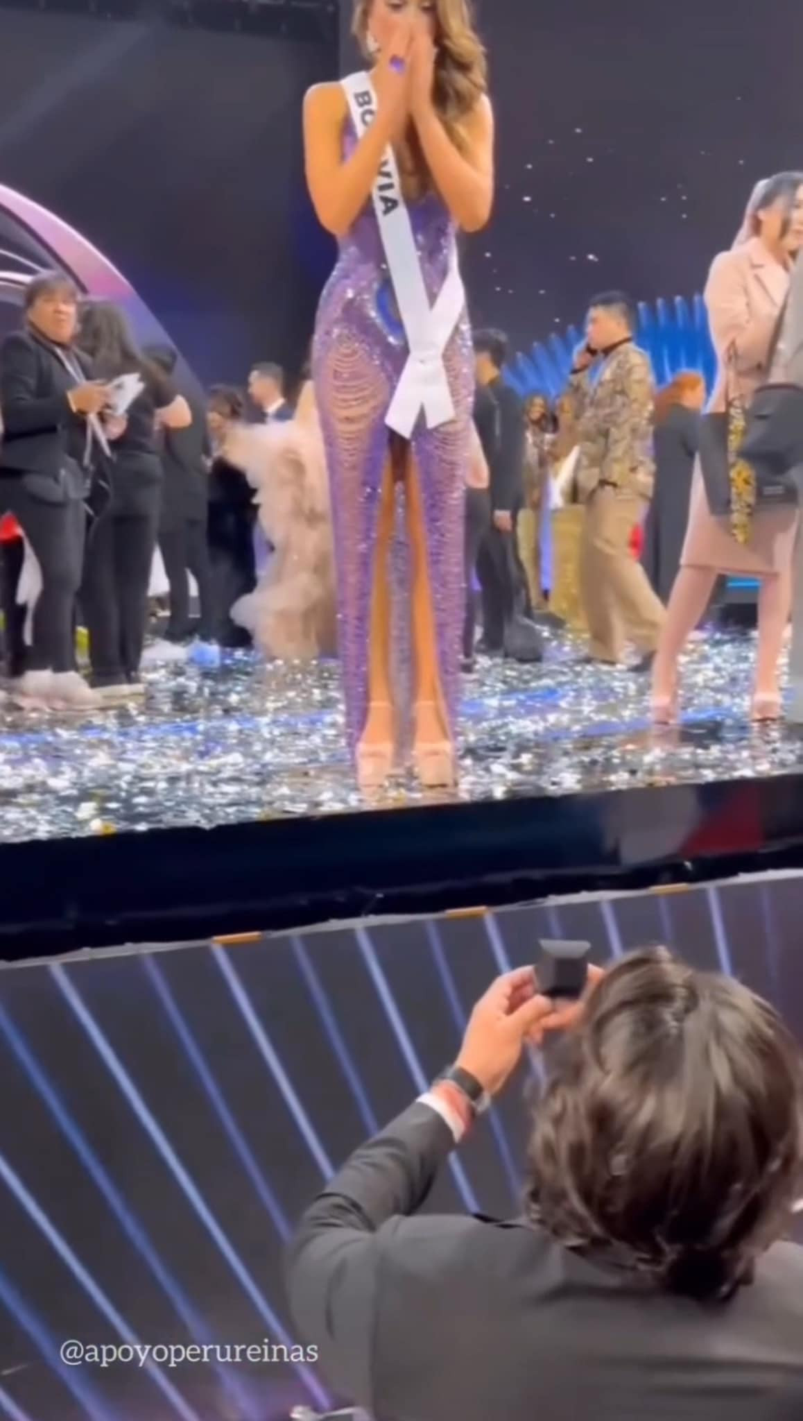 Juliana Barrientos vỡ òa khi được bạn trai cầu hôn ngay trên sân khấu chung kết Hoa hậu Hoàn vũ 2024.