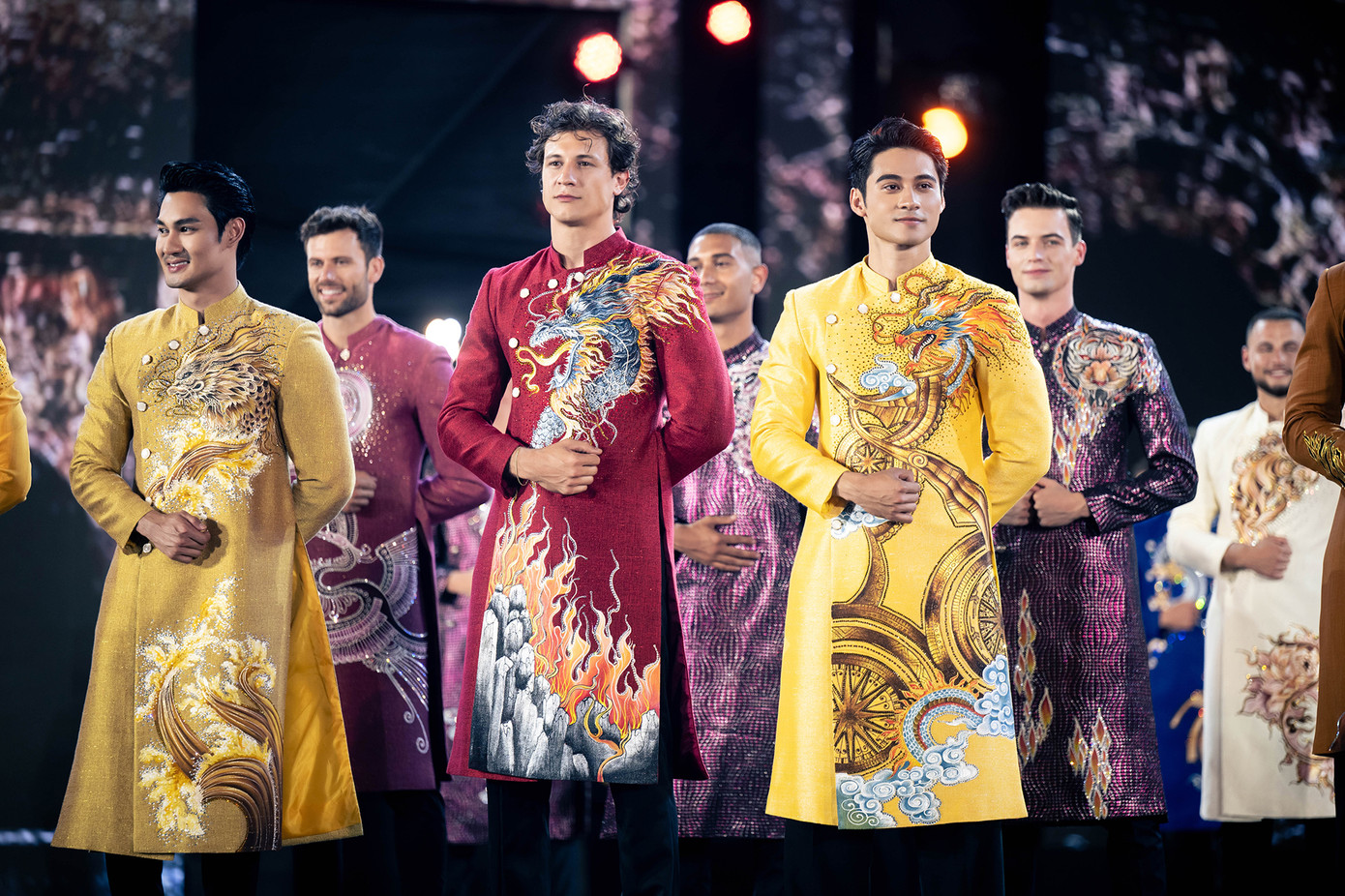 60 thí sinh trình diễn áo dài. 60 thí sinh trình diễn áo dài.