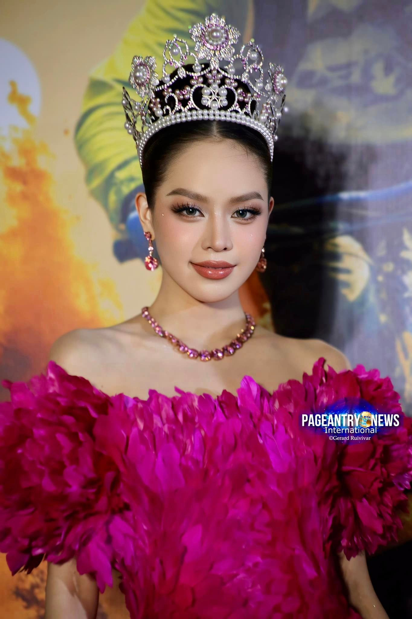 Nhan sắc của Thanh Thủy trên thảm đỏ nhận nhiều lời khen ngợi của khán giả. Cô vừa về nước sau khi đăng quang Hoa hậu Quốc tế 2024 ở Nhật Bản. Những ngày qua, người đẹp bận rộn tham gia nhiều sự kiện, đi media tour và nhận được sự quan tâm của khán giả, truyền thông.