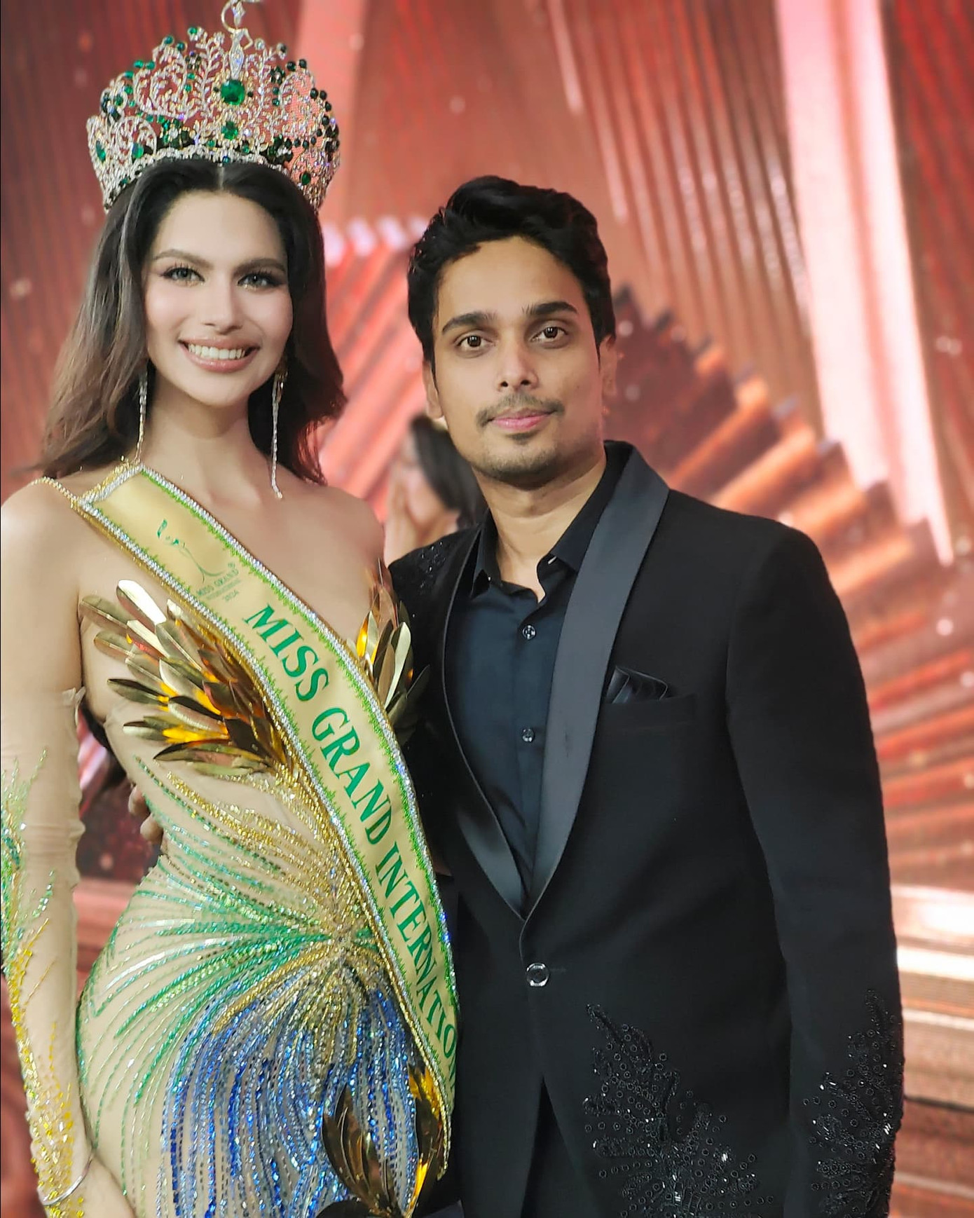 Đương kim Hoa hậu Hòa bình Quốc tế 2024 Rachel Gupta và ông Nikhil Anand - giám đốc quốc gia Miss Grand India. Đương kim Hoa hậu Hòa bình Quốc tế 2024 Rachel Gupta và ông Nikhil Anand - giám đốc quốc gia Miss Grand India.
