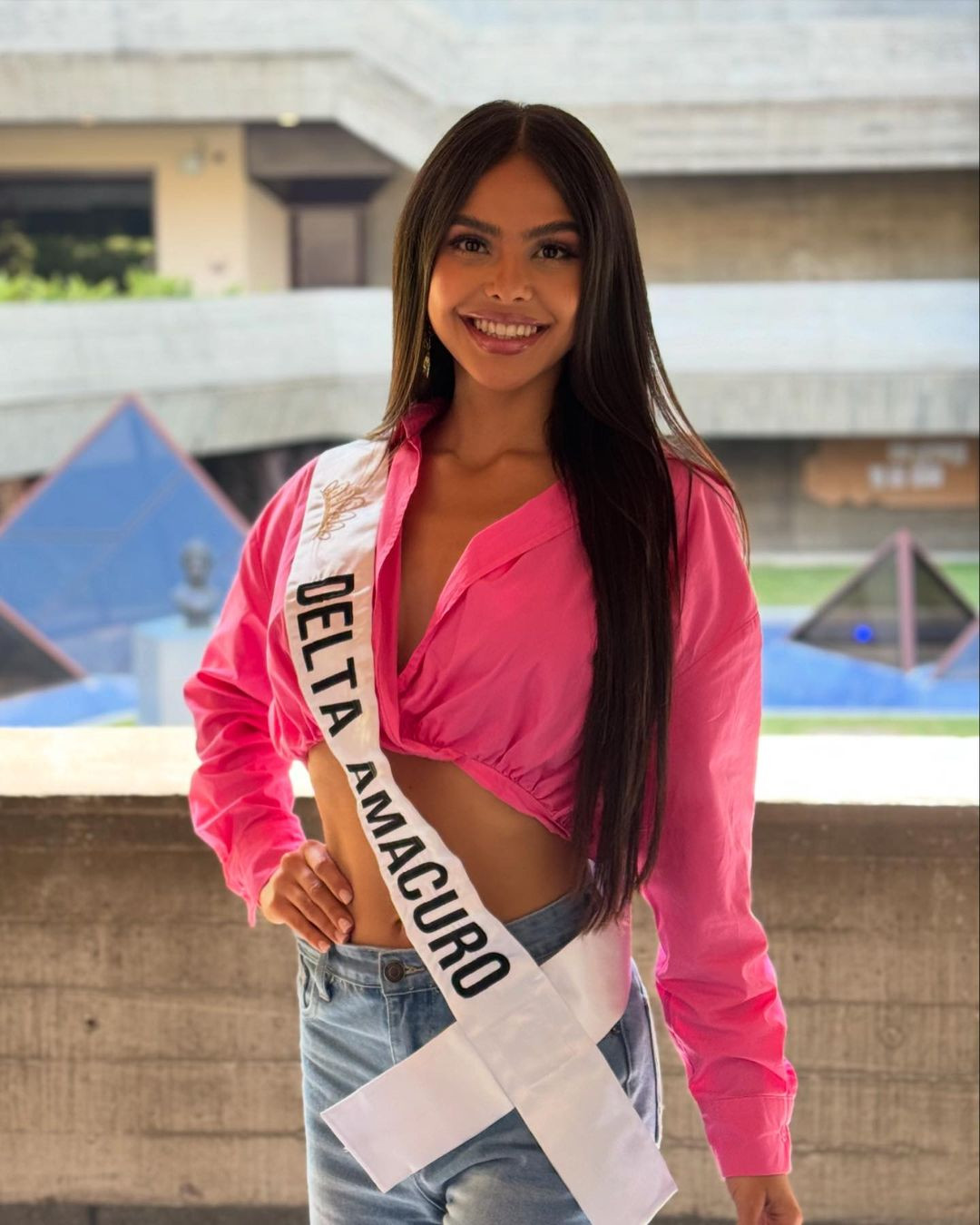 Alessandra Guillen năm nay 26 tuổi, có bằng truyền thông và là thạc sĩ hai chuyên ngành Tiếp thị Kỹ thuật số và Thương mại. Người đẹp cũng có bằng MBA về Quản trị Kinh doanh quốc tế trong ngành hàng xa xỉ.