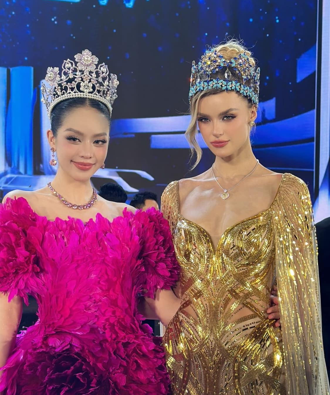 Hoa hậu Quốc tế 2024 Thanh Thủy chung khung hình với đương kim Hoa hậu Thế giới Krystyna Pyszková.