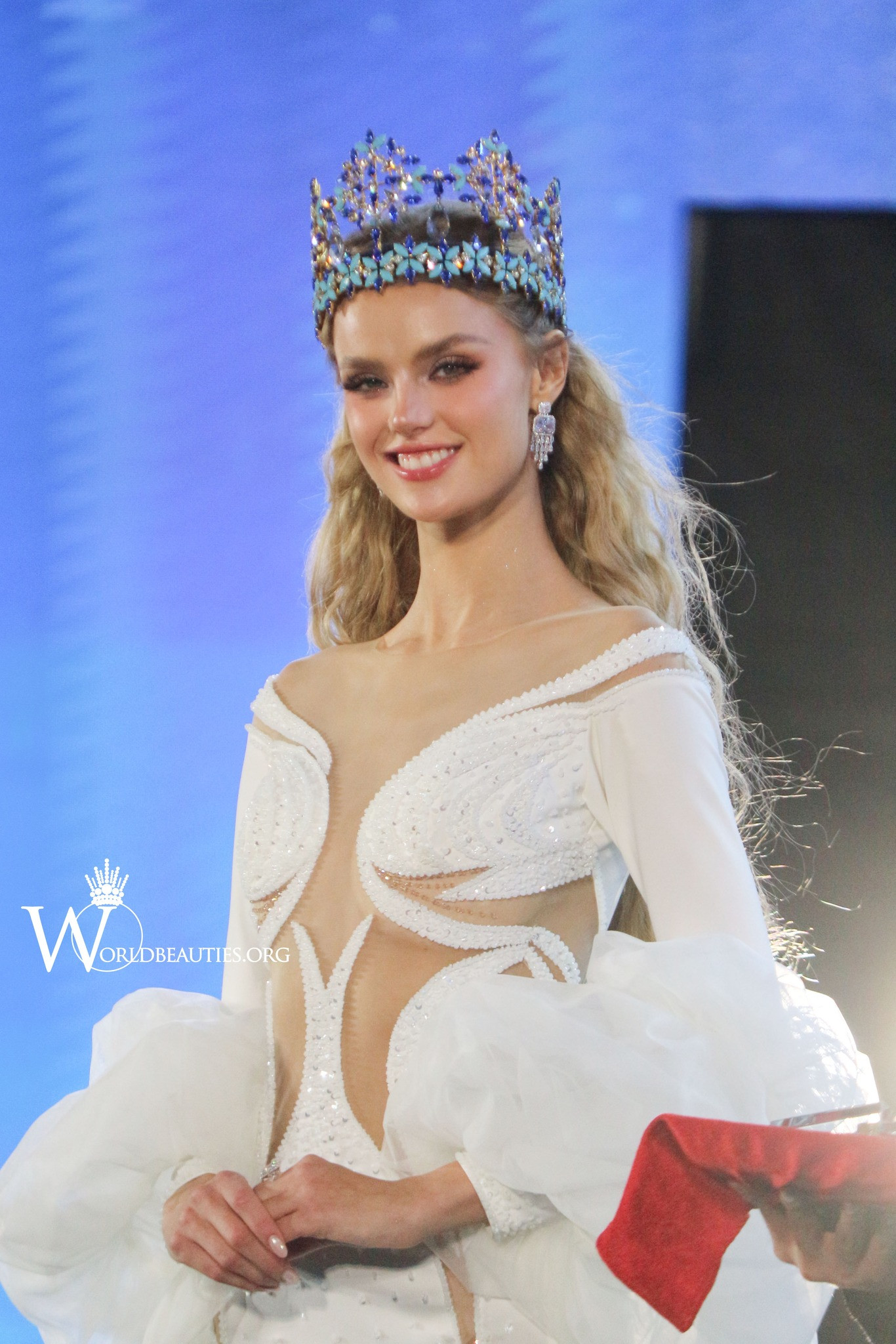 Đây là lần thứ 2 Krystyna Pyszková tới Việt Nam. Cô gây ấn tượng với nhan sắc ngọt ngào, thanh lịch.