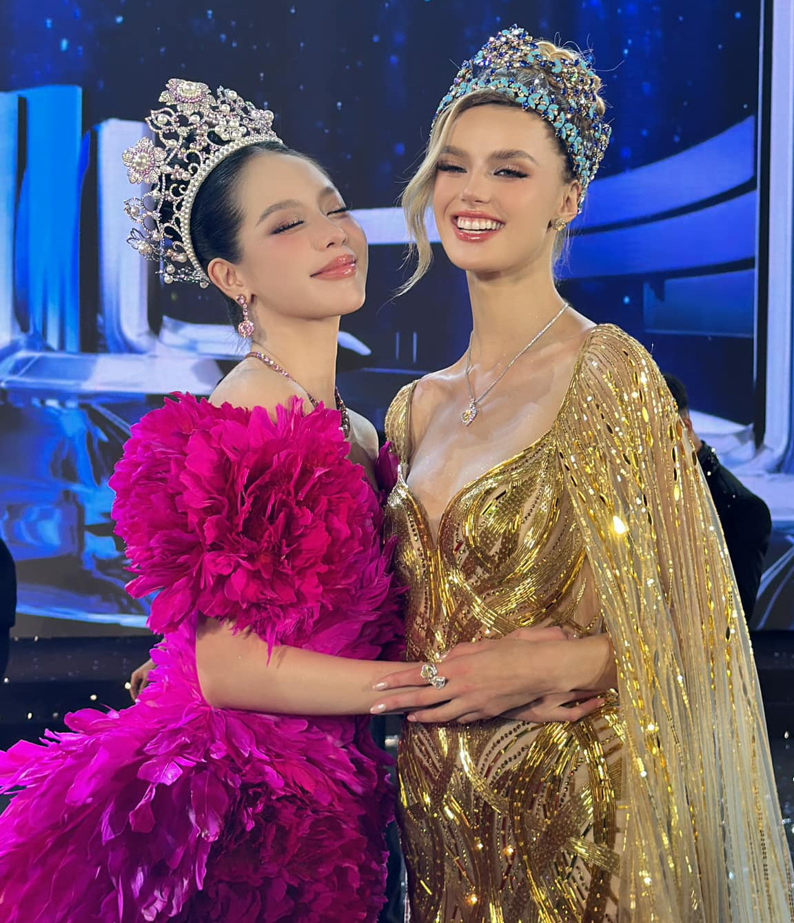 Hoa hậu Quốc tế 2024 Thanh Thủy chung khung hình với đương kim Hoa hậu Thế giới Krystyna Pyszková.