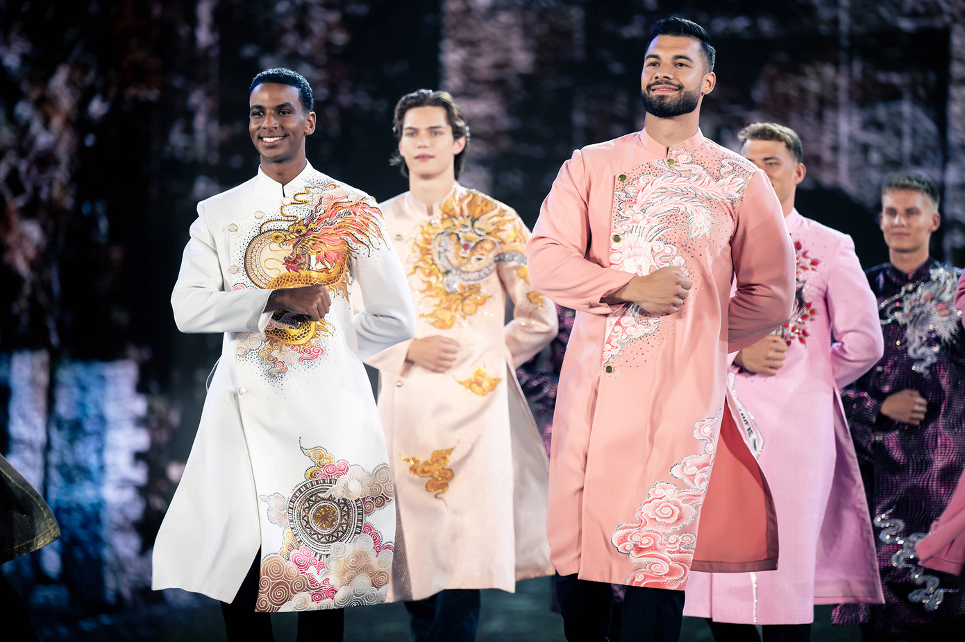 60 thí sinh trình diễn áo dài. 60 thí sinh trình diễn áo dài.