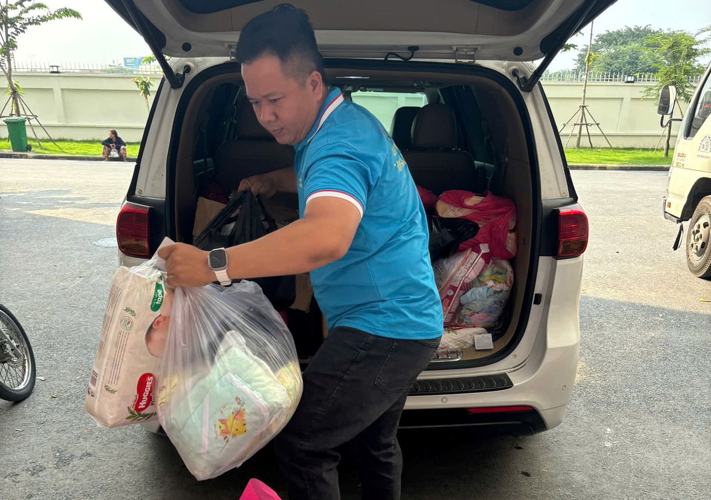 Đại diện CLB Công tác xã hội huyện Hóc Môn đến thăm và đóng viện phí cho 2 bé