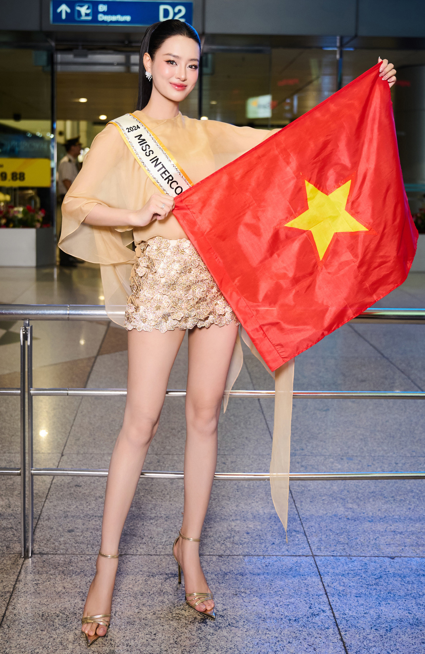 Bùi Khánh Linh vẫn đeo sash khi lên đường sang Ai Cập thi Hoa hậu Liên lục địa 2024 hôm 17/11. Bùi Khánh Linh vẫn đeo sash khi lên đường sang Ai Cập thi Hoa hậu Liên lục địa 2024 hôm 17/11.