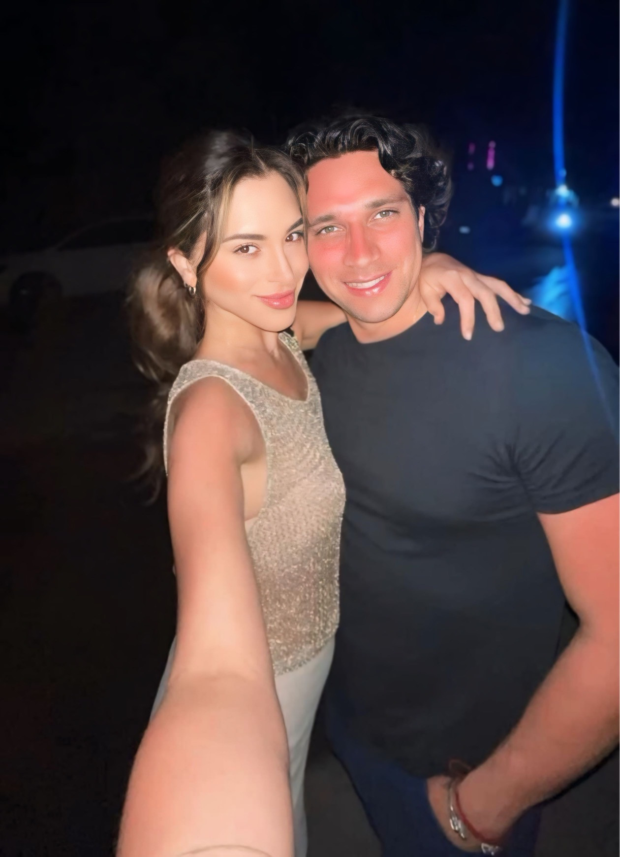 Juliana Barrientos vỡ òa khi được bạn trai cầu hôn ngay trên sân khấu chung kết Hoa hậu Hoàn vũ 2024.