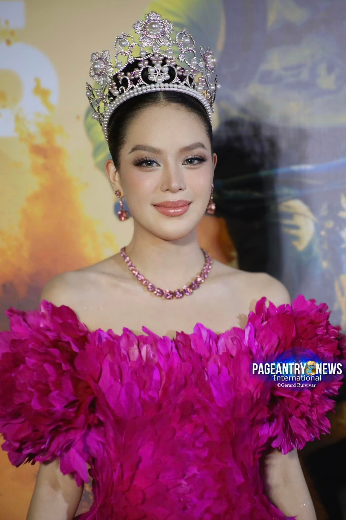 Nhan sắc của Thanh Thủy trên thảm đỏ nhận nhiều lời khen ngợi của khán giả. Cô vừa về nước sau khi đăng quang Hoa hậu Quốc tế 2024 ở Nhật Bản. Những ngày qua, người đẹp bận rộn tham gia nhiều sự kiện, đi media tour và nhận được sự quan tâm của khán giả, truyền thông.