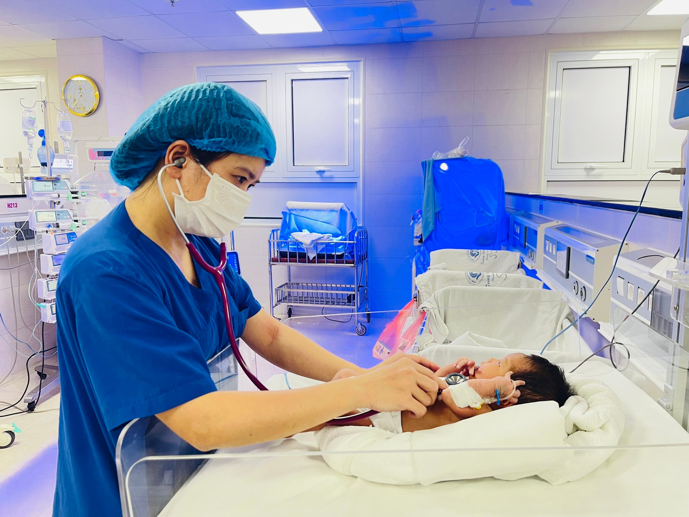 Bé gái được cứu sống sau ca phẫu thuật 3,5 giờ đồng hồ vừa hồi sức vừa mổ kèm theo truyền máu. Ảnh: Bệnh viện cung cấp