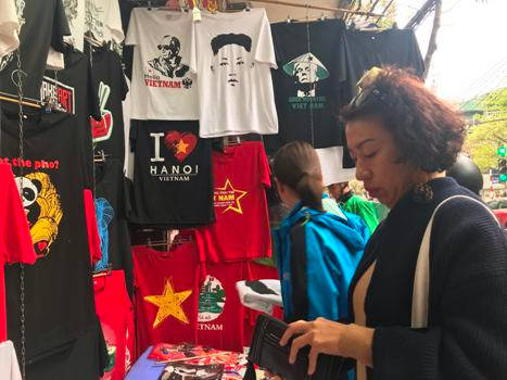 Cháy hàng áo phông in hình các ông Trump – Kim ảnh 1