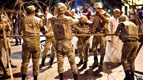 Cảnh sát Ai Cập dựng hàng rào thép gai ngăn chặn người biểu tình 