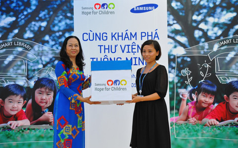 Bà Tô Thùy Trang, Giám đốc truyền thông trao tặng thêm sách cho Trường