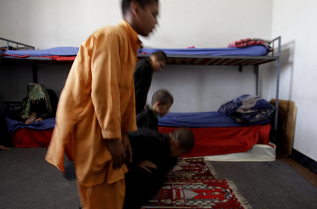 Những cậu bé bị Taliban bắt đánh bom tự sát