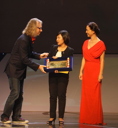 Giải “Phim tài liệu – phim ngắn xuất sắc nhất” được trao cho phim “Luôn ở bên con” của đạo diễn Nguyễn Thị Minh Hải