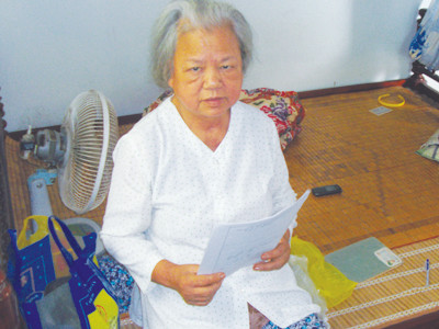 Bà Hoàng Thị Vường và tờ giấy báo tử của chồng - liệt sỹ Đỗ Thành Can