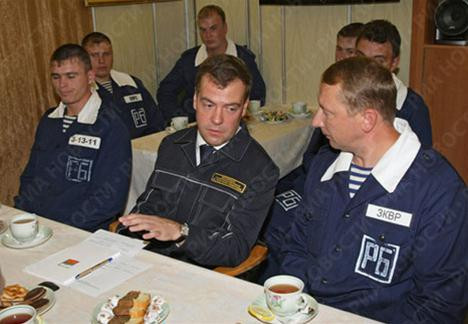 Ông Medvedev gặp mặt thuỷ thủ đoàn tàu ngầm hạt nhân Svyatoy Georgiy Pobedonosets.