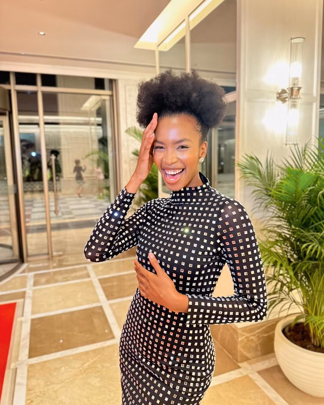 Chombo năm nay 26 tuổi, đăng quang Miss Botswana 2022 và giành quyền tham dự Hoa hậu Thế giới lần thứ 71. Người đẹp có bằng luật của Đại học Botswana và hiện là luật sư tại tòa án tối cao Botswana.