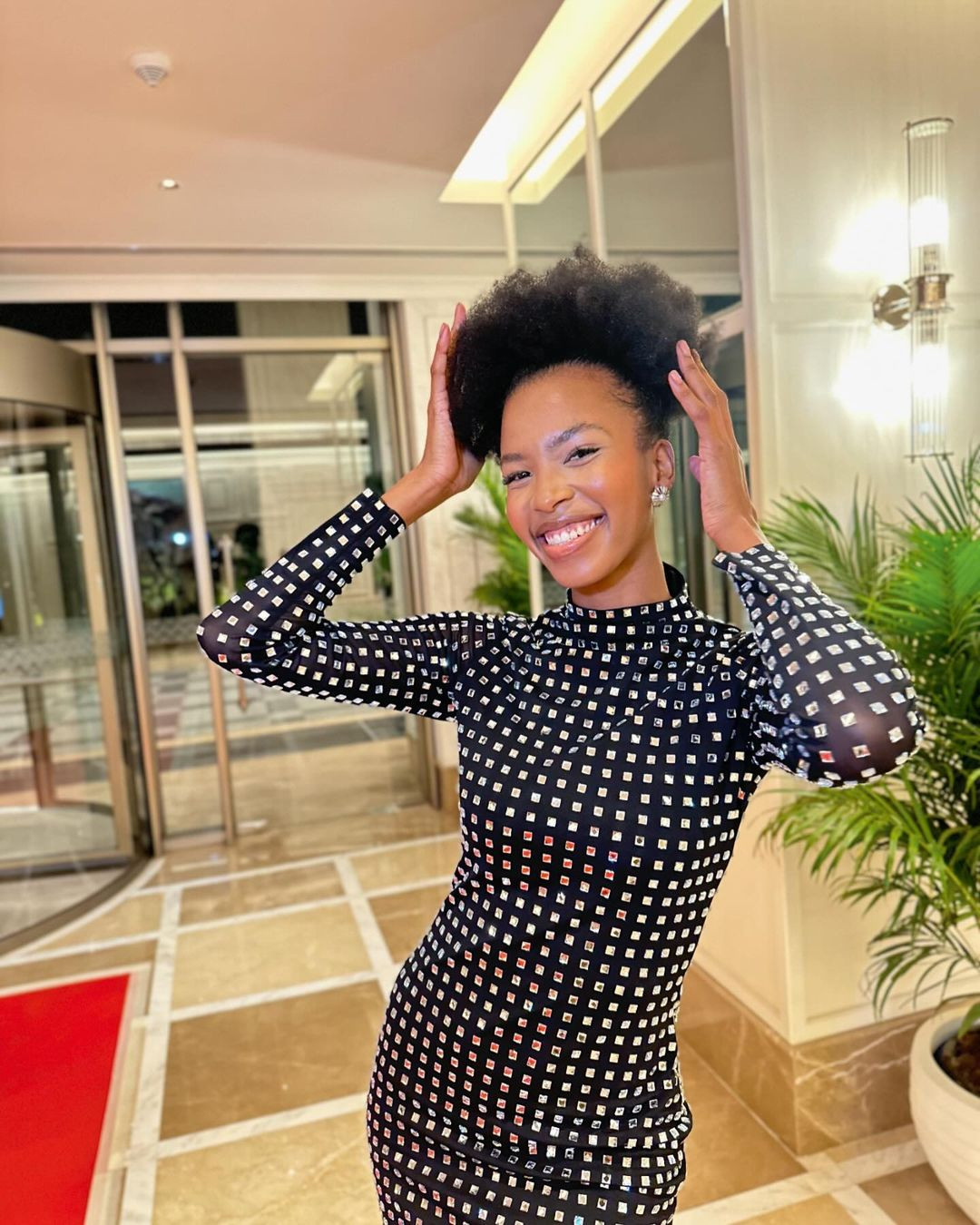 Chombo năm nay 26 tuổi, đăng quang Miss Botswana 2022 và giành quyền tham dự Hoa hậu Thế giới lần thứ 71. Người đẹp có bằng luật của Đại học Botswana và hiện là luật sư tại tòa án tối cao Botswana.