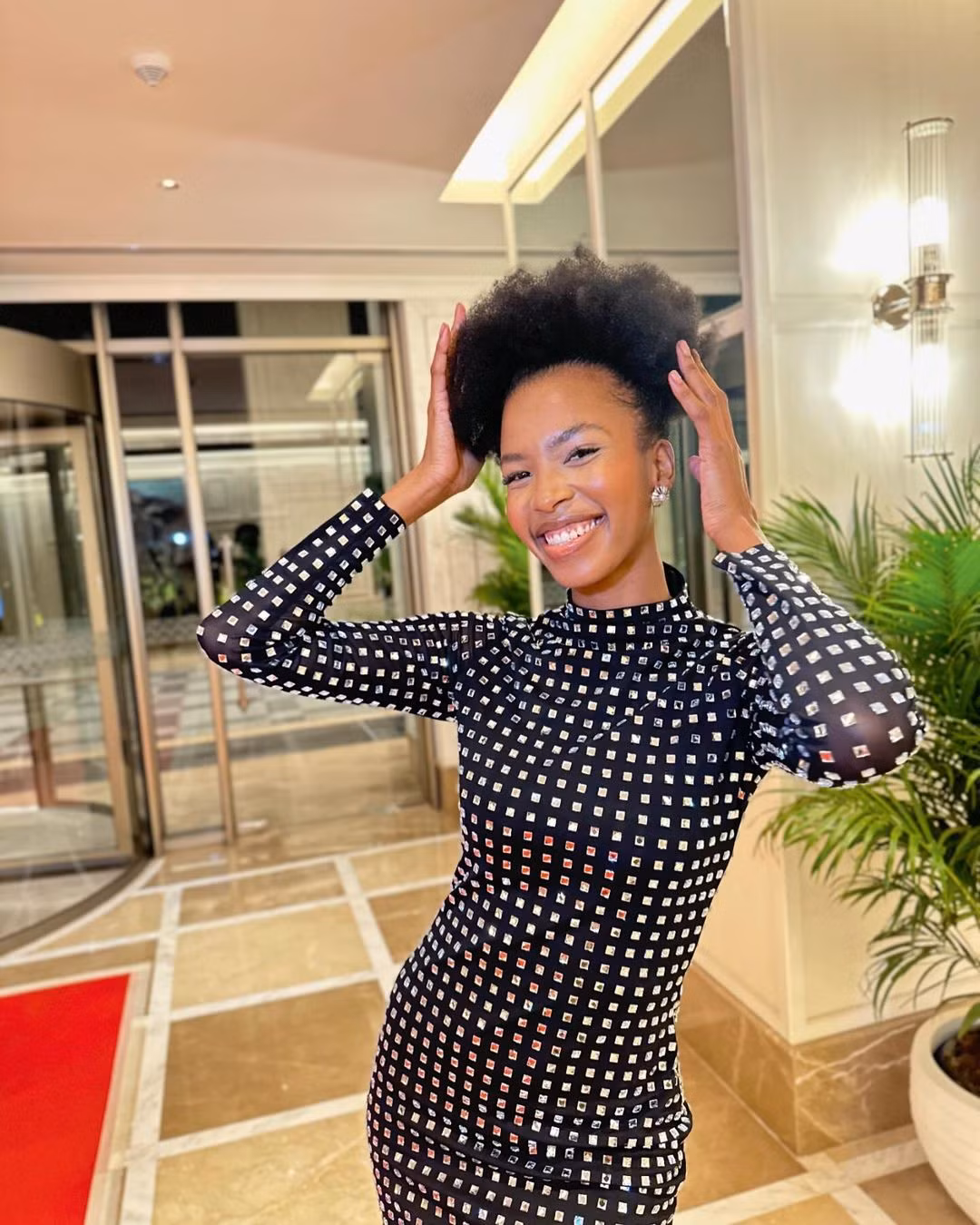 Chombo năm nay 26 tuổi, đăng quang Miss Botswana 2022 và giành quyền tham dự Hoa hậu Thế giới lần thứ 71. Người đẹp có bằng luật của Đại học Botswana và hiện là luật sư tại tòa án tối cao Botswana.