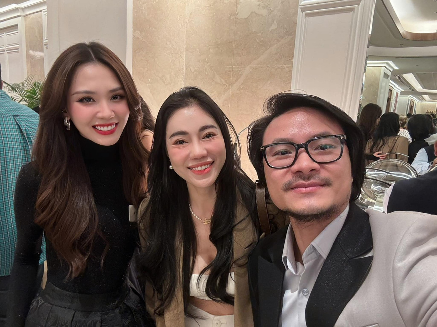 Đạo diễn Hoàng Nhật Nam, CEO Phạm Kim Dung sang Ấn Độ ủng hộ Mai Phương.