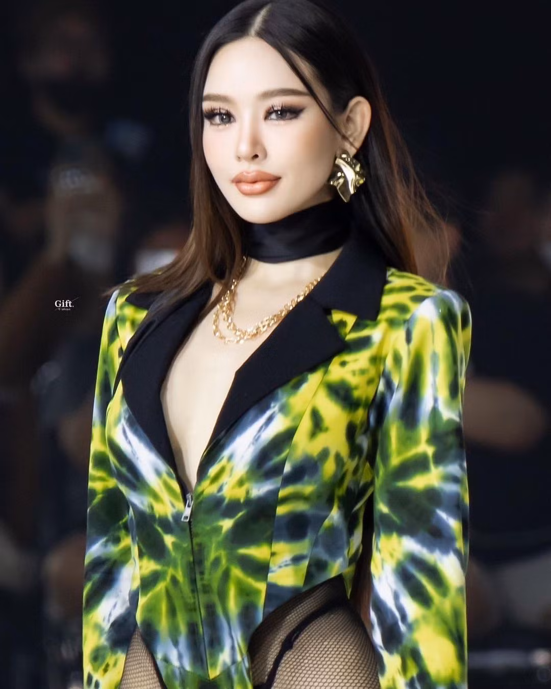 Đại diện tỉnh Phuket diện thiết kế biến tấu từ áo tắm một mảnh nhưng bị chỉ trích vì để lộ phần dưới phản cảm. Trong những hình ảnh được ban tổ chức đăng tải trên trang chủ, phần bên dưới bộ trang phục của người đẹp được cắt bớt để tránh gây tranh cãi.