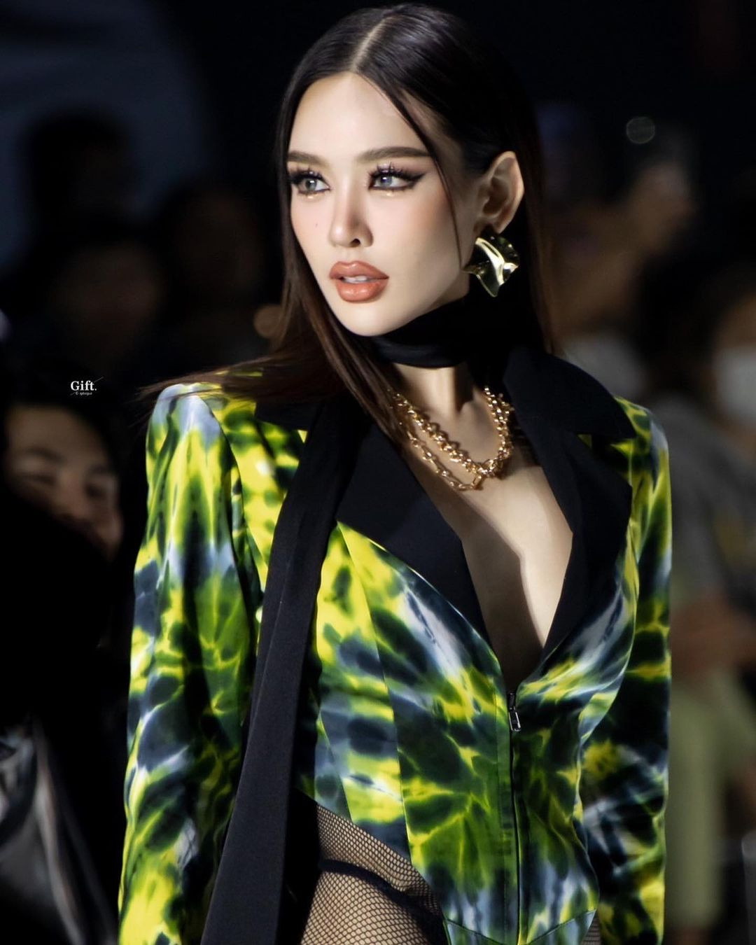 Đại diện tỉnh Phuket diện thiết kế biến tấu từ áo tắm một mảnh nhưng bị chỉ trích vì để lộ phần dưới phản cảm. Trong những hình ảnh được ban tổ chức đăng tải trên trang chủ, phần bên dưới bộ trang phục của người đẹp được cắt bớt để tránh gây tranh cãi.