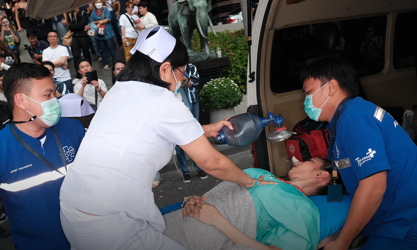 Hình ảnh một thí sinh được đưa tới địa điểm dự thi bằng xe cứu thương gây tranh cãi trên các diễn đàn sắc đẹp.