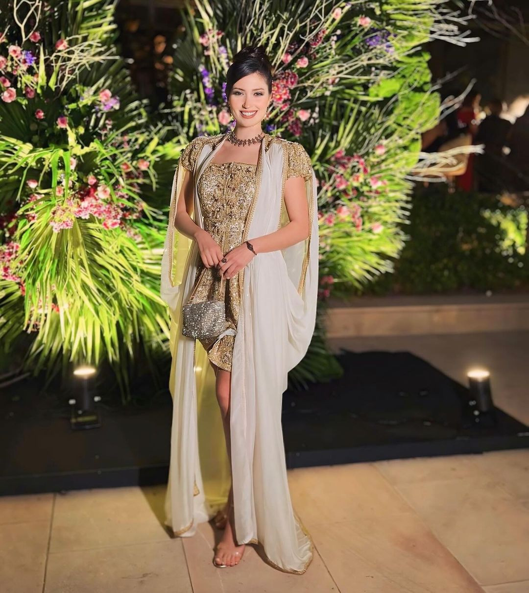 Imen Mehrzi năm nay 28 tuổi, cao 1,7 m. Cô là kiến trúc sư kiêm ca sĩ, người dẫn chương trình truyền hình, diễn viên ở quê nhà.