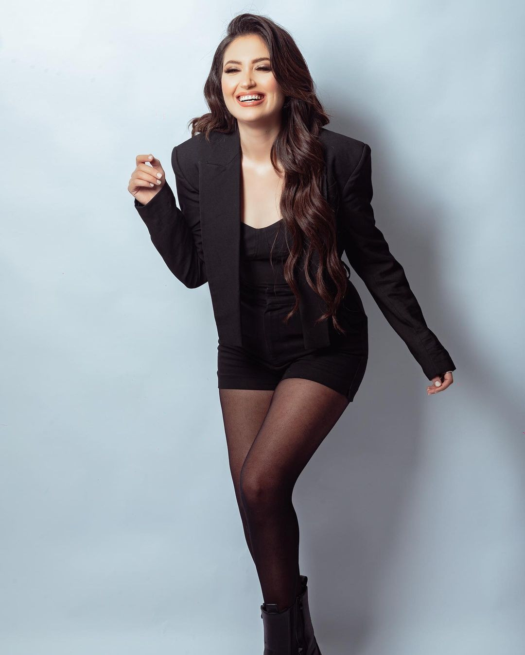 "Tôi được thúc đẩy để truyền cảm hứng cho sự thay đổi tích cực thông qua sự sáng tạo, đổi mới và cam kết tạo ra sự khác biệt", người đẹp chia sẻ về phương châm sống của mình.