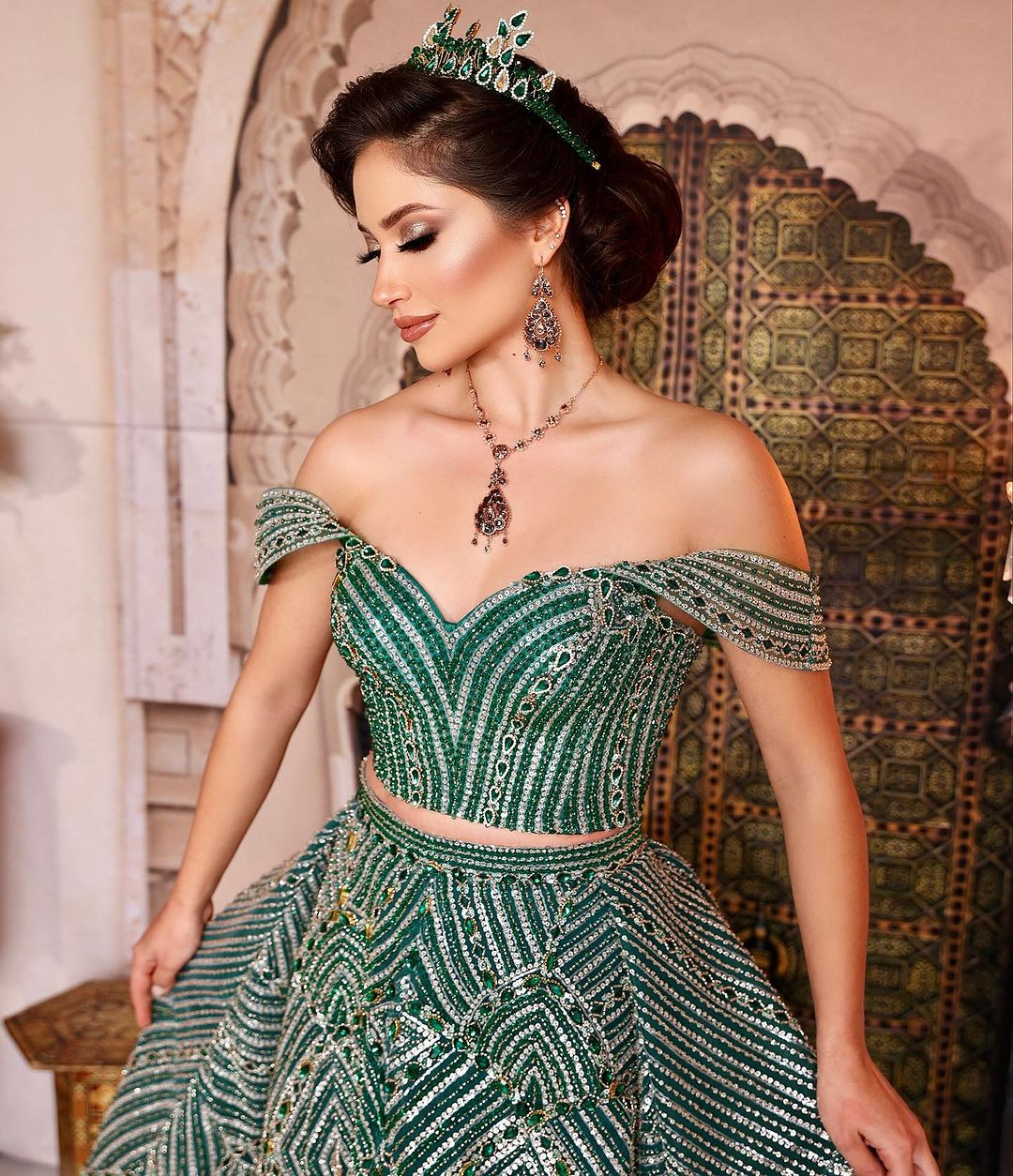 Imen từng theo học ngành Kỹ thuật Mạng và Viễn thông nhưng người đẹp có niềm đam mê lớn với ca hát nên hiện đang theo đuổi con đường ca sĩ chuyên nghiệp.