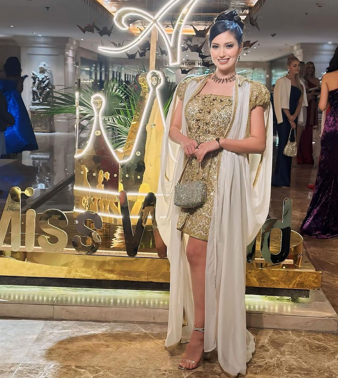 Imen Mehrzi năm nay 28 tuổi, cao 1,7 m. Cô là kiến trúc sư kiêm ca sĩ, người dẫn chương trình truyền hình, diễn viên ở quê nhà.