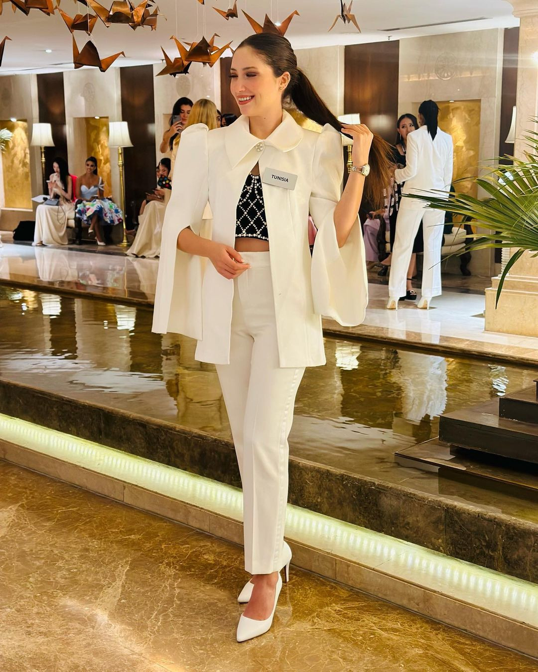 Người đẹp có khả năng nói được tiếng Ả Rập, Anh và Pháp.