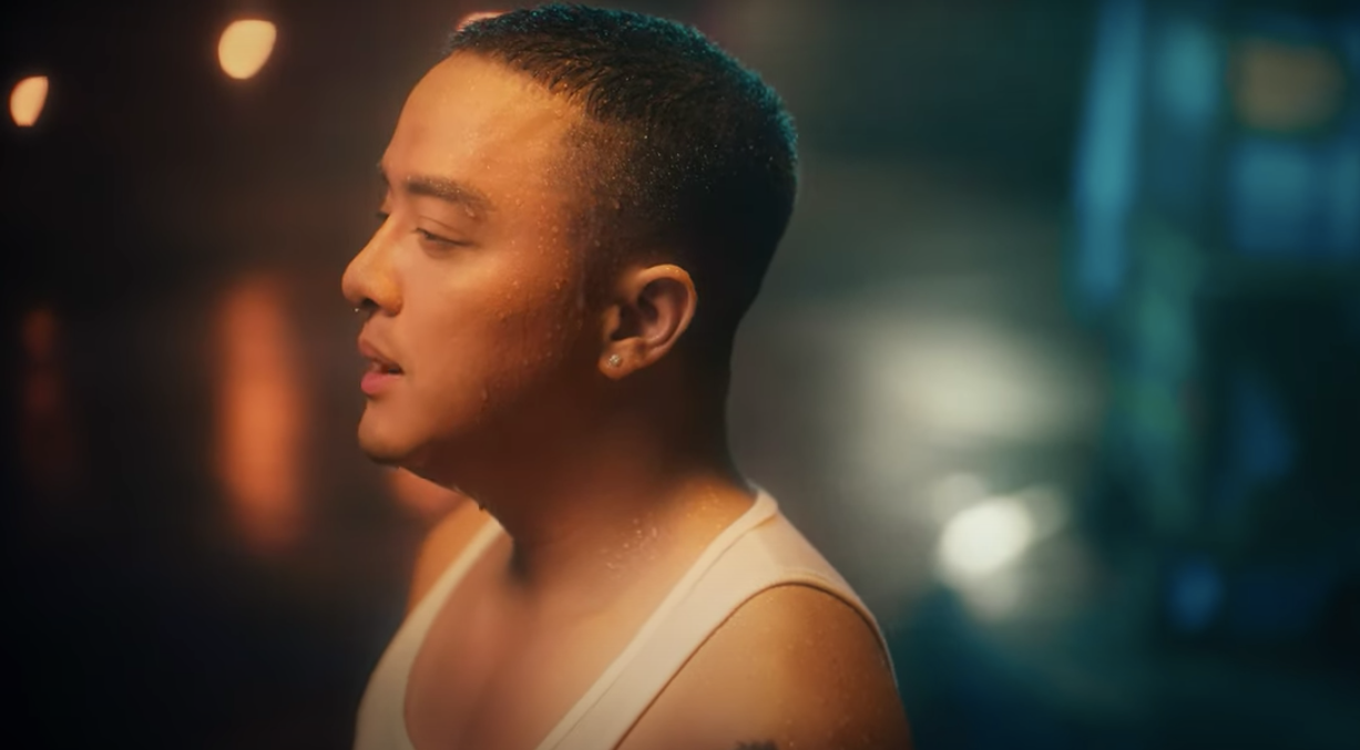 Hình ảnh Cao Thái Sơn trong MC Chẳng sao cả.