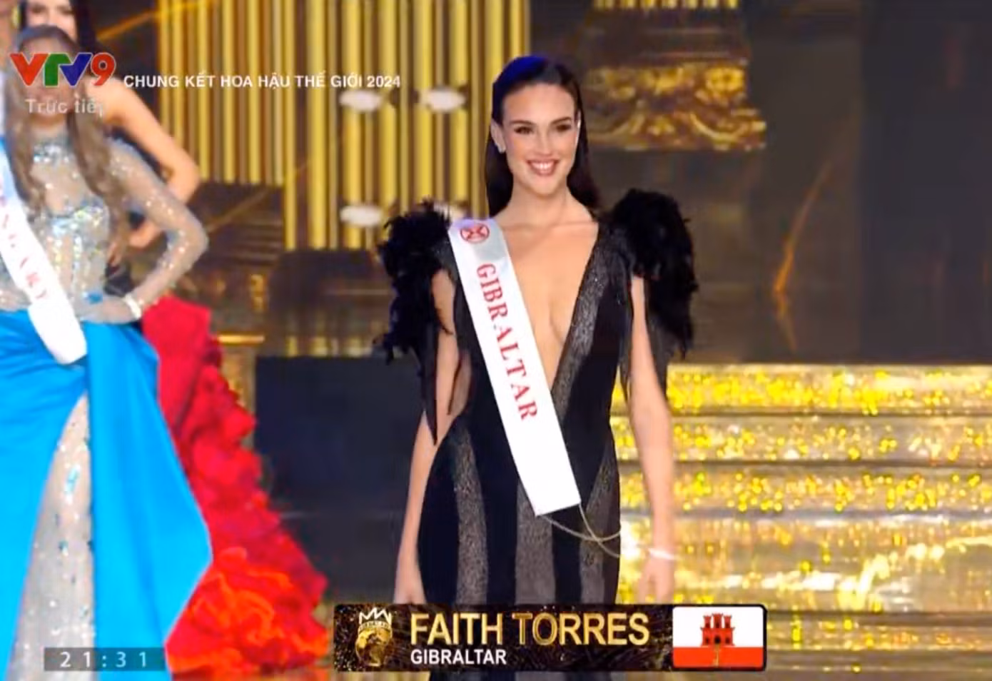 Mở màn đêm chung kết, các thí sinh thuộc các châu lục lần lượt catwalk trên sân khấu với trang phục dạ hội. Đây là điểm mới của năm nay khi từng thí sinh được trình diễn và được camera bắt trọn khoảnh khắc sải bước trên sân khấu.