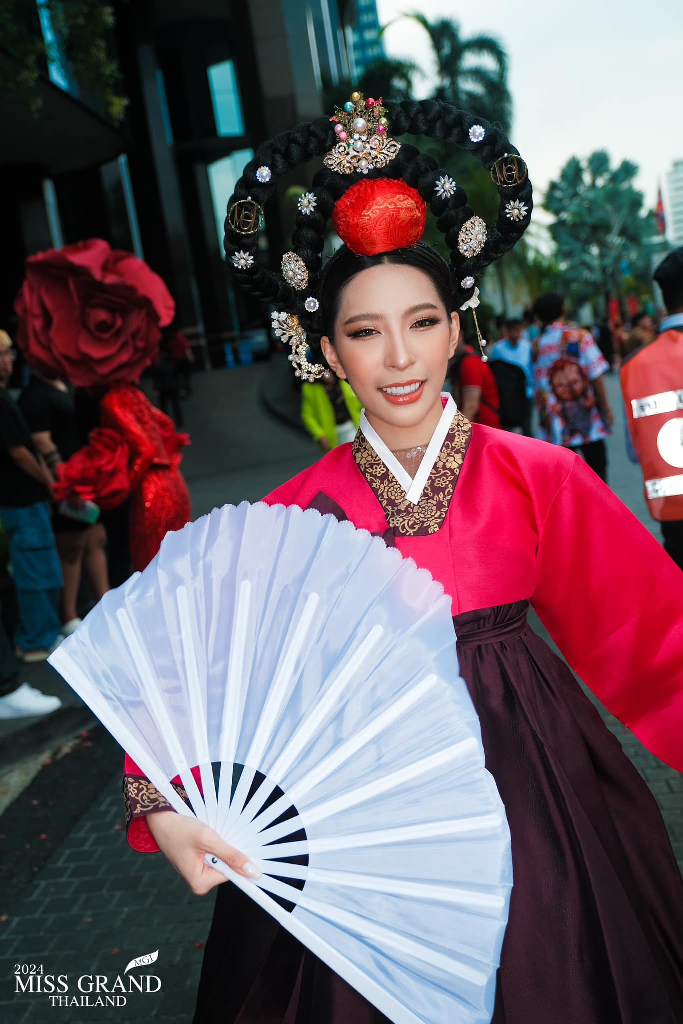 Người đẹp mặc áo hanbok truyền thống của Hàn Quốc khi tới dự thi.
