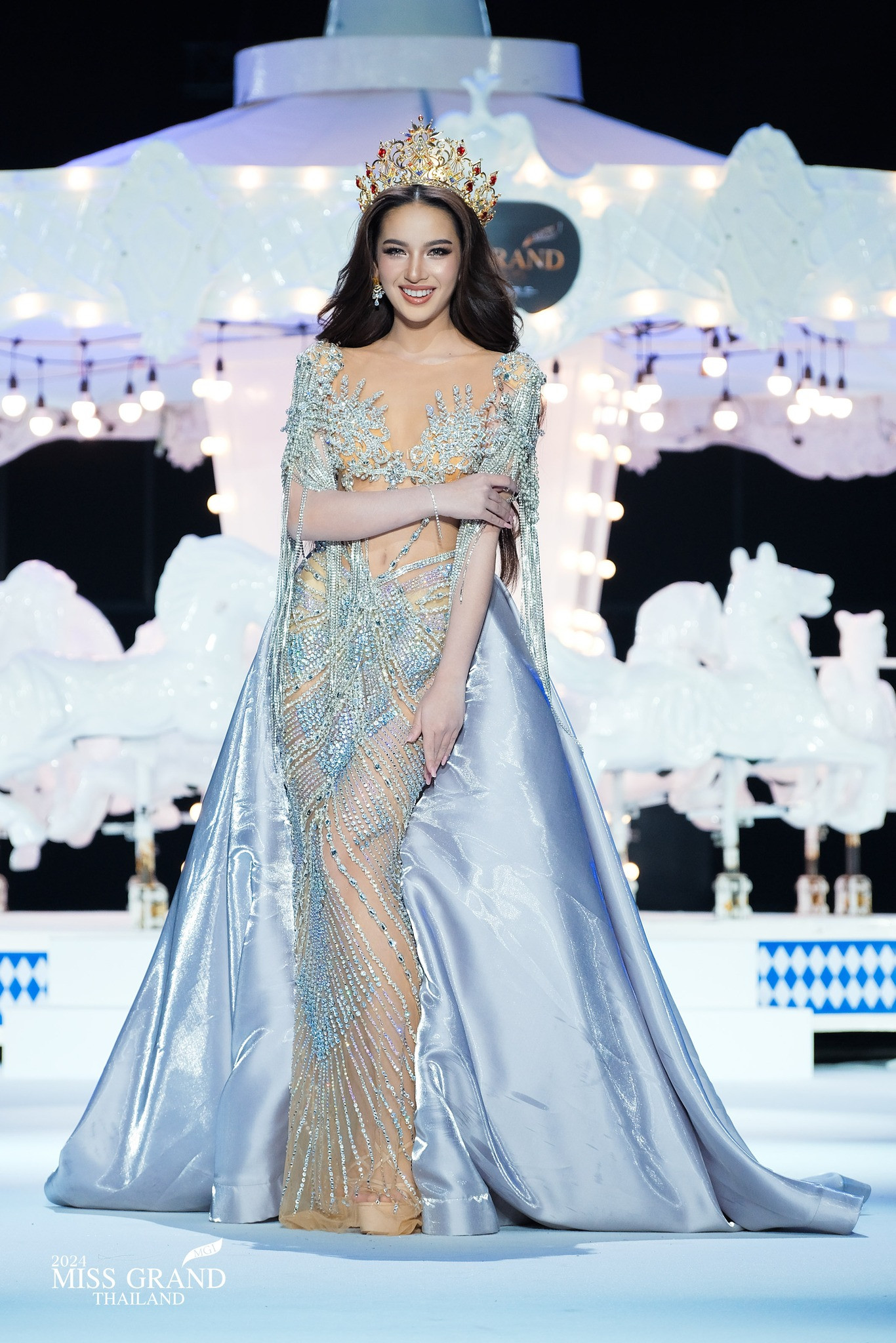 Trước đó, trong ngày đầu nhập cuộc, nhiều thí sinh bị chỉ trích mặc phản cảm, có hành động lố như múa cột, cưỡi ngựa... Thậm chí, có thí sinh đến dự thi bằng xe cứu thương, xe rác gây tranh cãi.