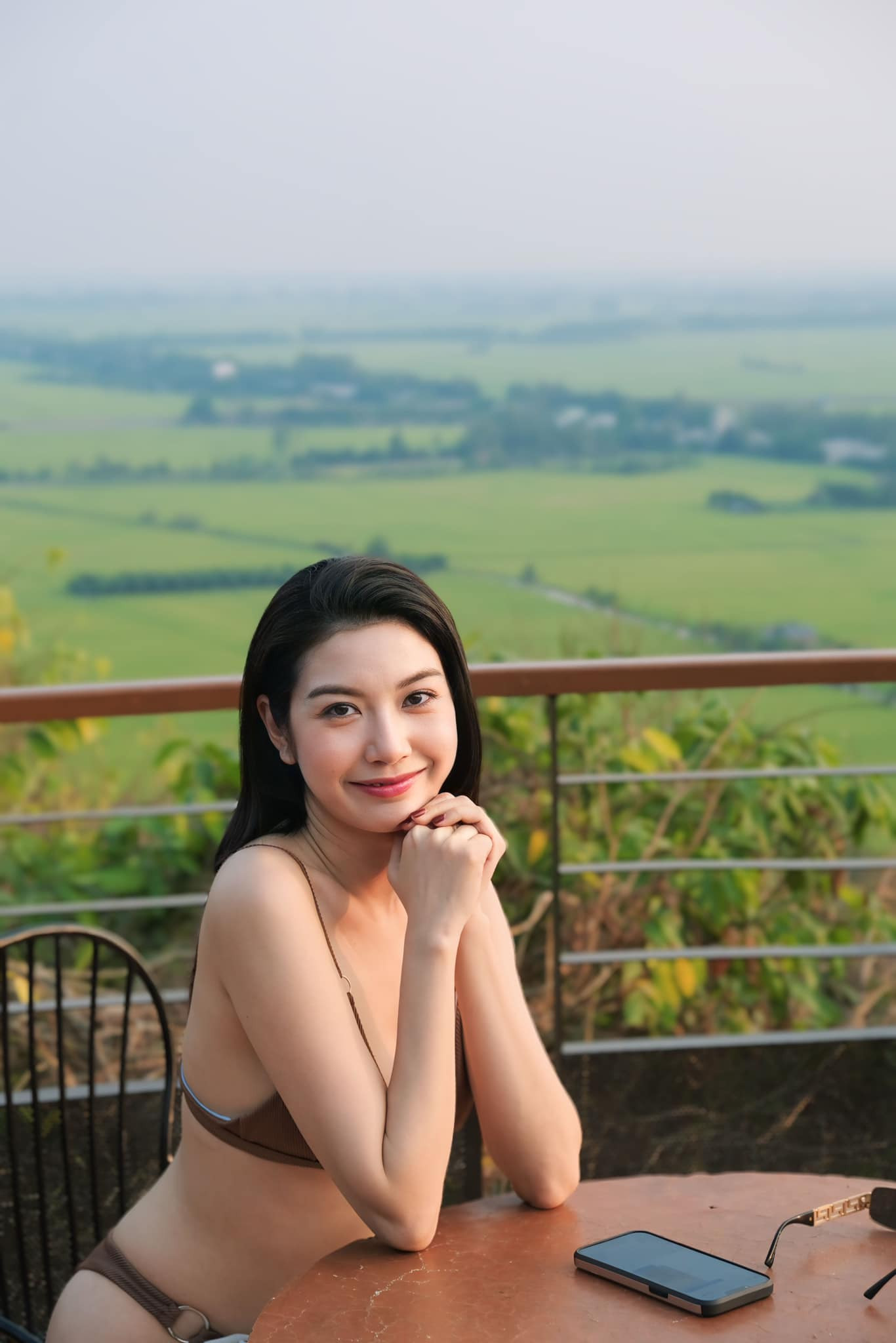 Thúy Vân hiếm hoi mặc bikini sau khi sinh con.